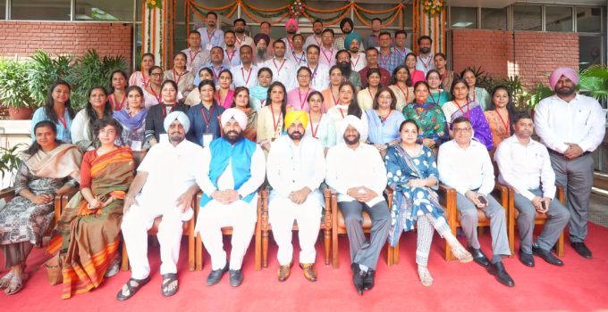 IN ANOTHER REVOLUTION IN EDUCATION SECTOR, CM FLAGS OFF BATCH OF HEADMASTERS FOR EXPERT TRAINING AT IIM, AHMEDABAD