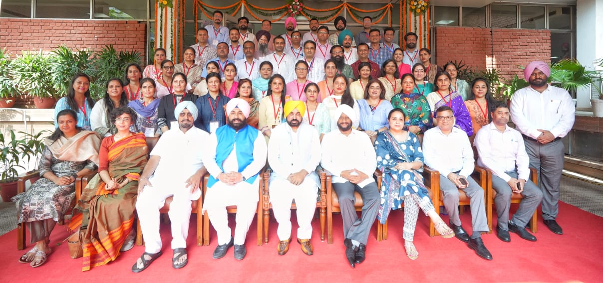 IN ANOTHER REVOLUTION IN EDUCATION SECTOR, CM FLAGS OFF BATCH OF HEADMASTERS FOR EXPERT TRAINING AT IIM, AHMEDABAD