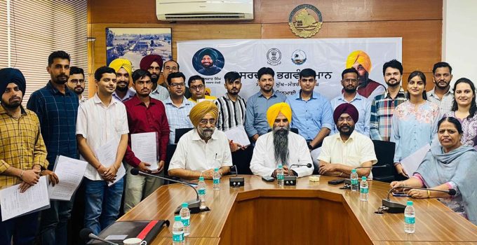 PUNJAB WATER SUPPLY AND SEWERAGE BOARD CHAIRMAN DR. S.S. AHLUWALIA HANDS OVER APPOINTMENT LETTERS TO 21 JEs