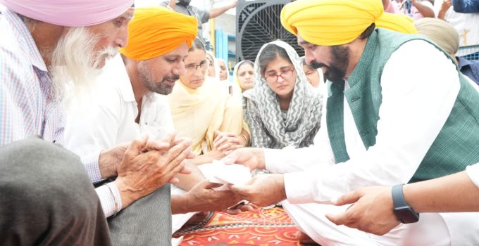 CM HANDS OVER CHEQUES WORTH RS 1 CRORE AS FINANCIAL ASSISTANCE TO DISTRESSED FAMILIES OF TWO BRAVE HEARTS MARTYRED AT LEH