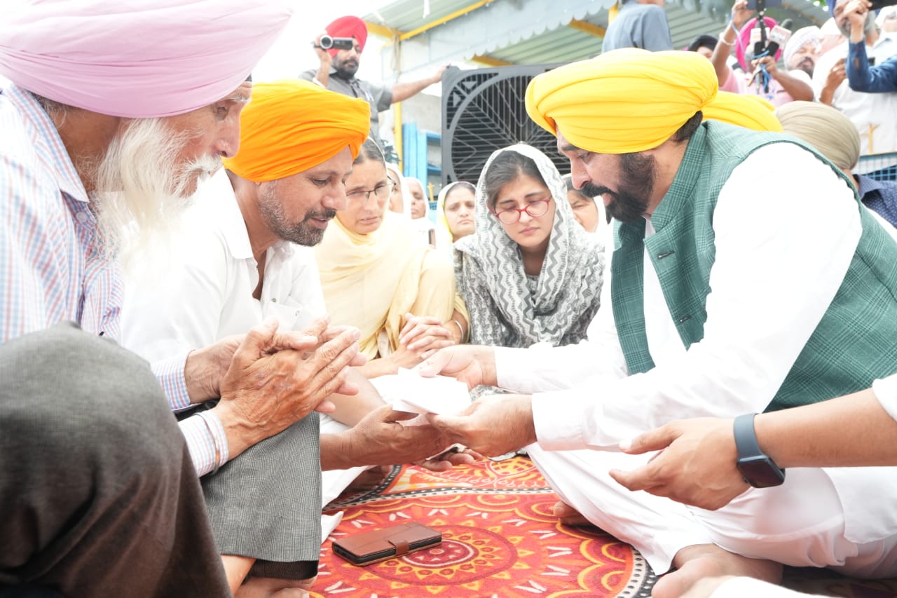 CM HANDS OVER CHEQUES WORTH RS 1 CRORE AS FINANCIAL ASSISTANCE TO DISTRESSED FAMILIES OF TWO BRAVE HEARTS MARTYRED AT LEH