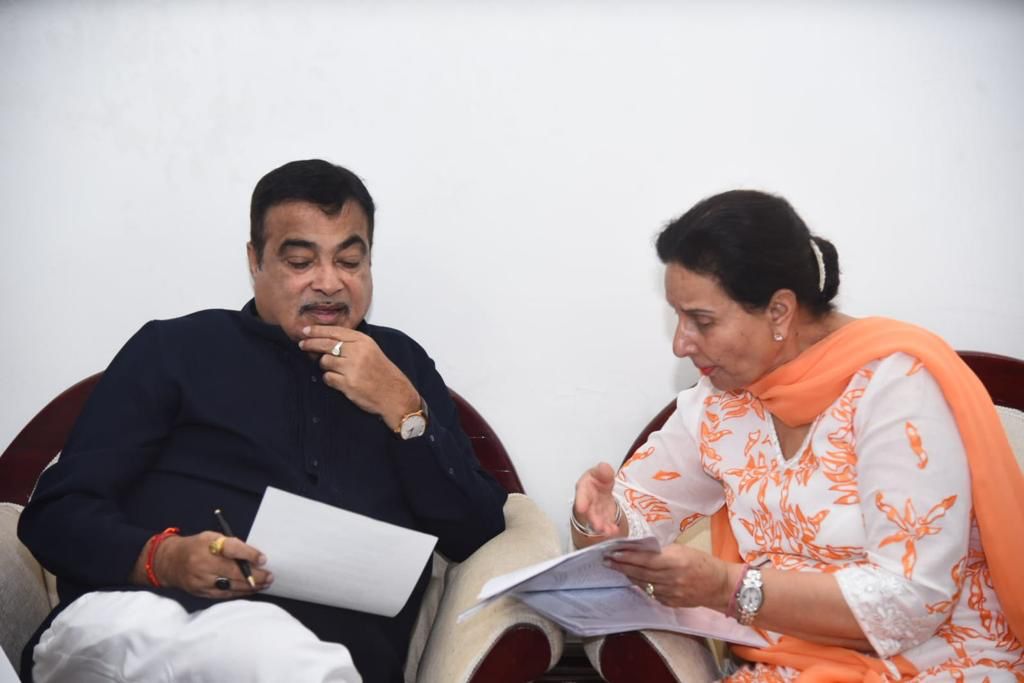 MP Patiala Preneet Kaur meets with Union Road Minister Nitin Gadkari 
