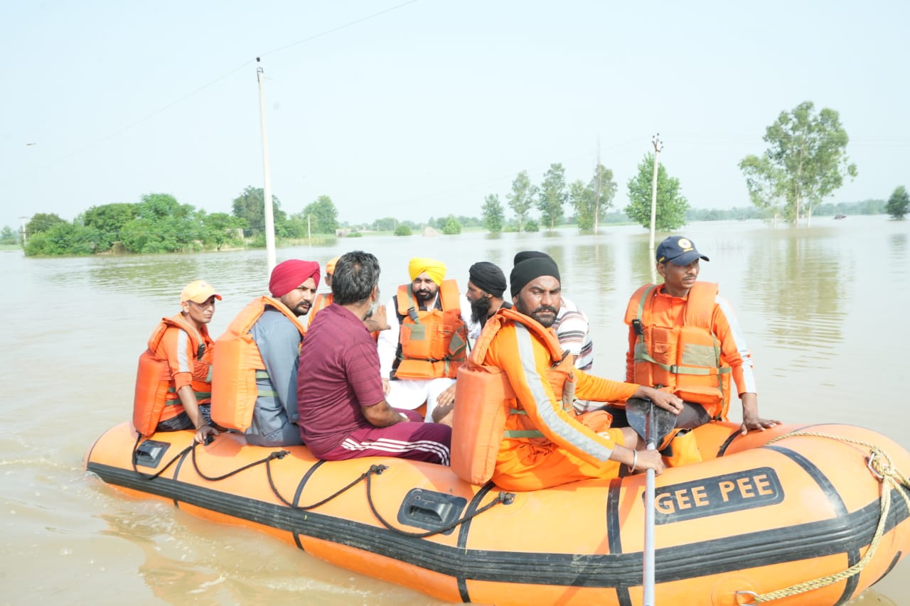 Aboard the boat, CM tours flood affected areas of Hoshiarpur 