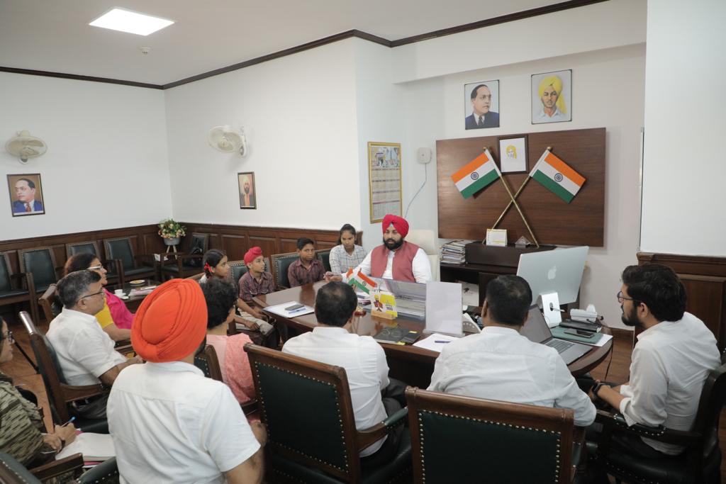 Another innovative initiative: Harjot Singh Bains takes government school students to Punjab Secretariat  